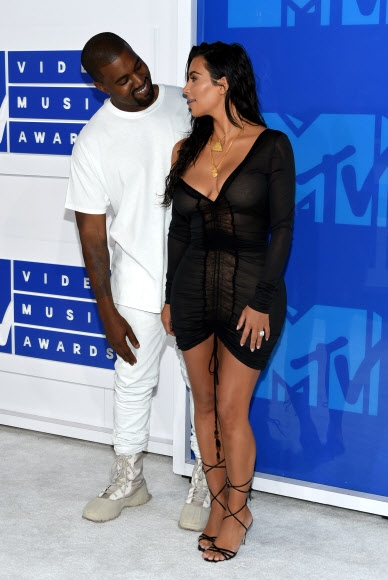 카니예 웨스트(오른쪽)와 킴 카다시안이 28일(현지시간) 미국 뉴욕 매디슨 스퀘어 가든에서 열린 ‘2016 MTV 비디오 뮤직 어워즈(VMA)’에 참석했다.<br>AP 연합뉴스
