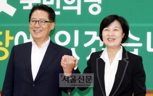 [서울포토] 손 맞잡은 박지원-추미애