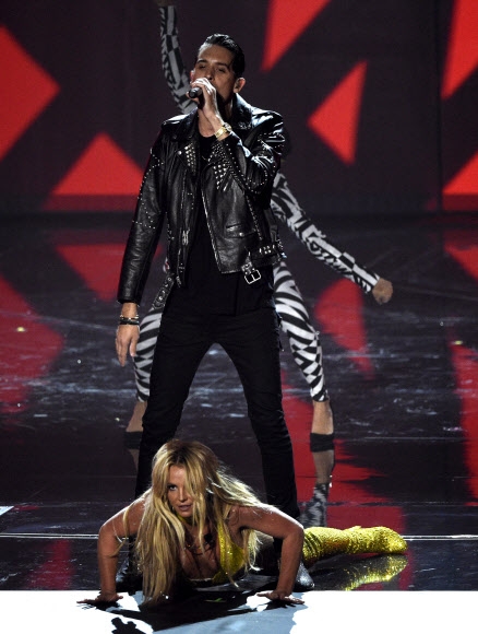 브리트니 스피어스와 지-이지가 28일(현지시간) 미국 뉴욕 매디슨 스퀘어 가든에서 열린 ‘2016 MTV 비디오 뮤직 어워즈(VMA)’에서 공연을 선보이고 있다.<br>AP 연합뉴스