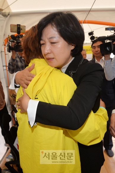 [서울포토] 세월호 유가족과 포옹하며 눈물 흘리는 추미애 대표