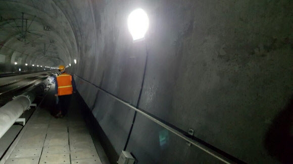 29일 부산 동래구 사직동을 지나는 KTX 터널을 한국철도시설공단 관계자가 점검하고 있다. 이 터널 바로 위쪽 도로에 지난 28일 대형 싱크홀이 발생했다. 부산 연합뉴스