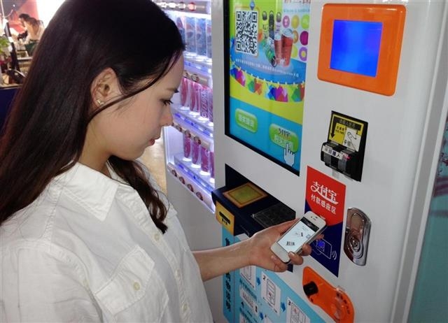 중국에서 모바일 결제는 생활 속으로 깊이 들어왔다. 자판기에서 물건을 살 때도 모바일 결제를 이용한다.