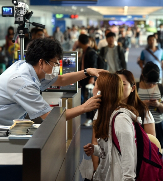 지카바이러스가 동남아 지역까지 확산되고 있는 가운데 30일 인천국제공항에서 입국자들을 대상으로 지카바이러스 관련 발열검사를 비롯한 검역을 하고 있다.  이종원 선임기자 jongwon@seoul.co.kr