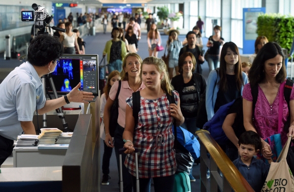 지카바이러스가 동남아 지역까지 확산되고 있는 가운데 30일 인천국제공항에서 입국자들을 대상으로 지카바이러스 관련 발열검사를 비롯한 검역을 하고 있다.  이종원 선임기자 jongwon@seoul.co.kr