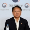 [서울포토] 400조7천억원 규모 내년 예산안 확정 브리핑 하는 유일호 부총리
