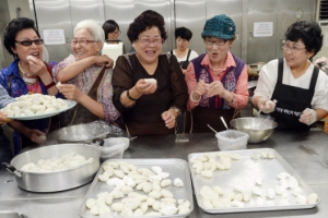 어르신과 함께하는 ‘사랑의 송편 빚기’