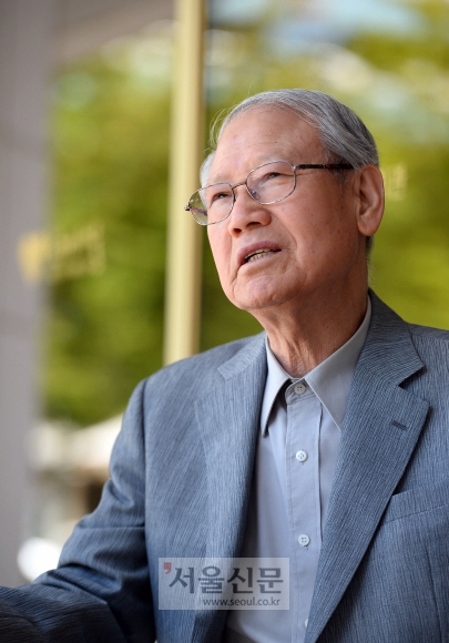 송복 연세대 명예교수는 “지도층이 사회에서 받은 특혜를 자기희생으로 되갚는 ‘노블레스 오블리주’에서 이 시대 역사의 동력을 찾을 수 있다”고 강조했다. 박윤슬 기자 seul@seoul.co.kr