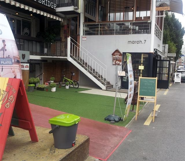 서울 마포구 홍대 주변의 한 가게 앞에 연두색 뚜껑의 음식물 쓰레기통이 놓여 있다. 마포구 제공