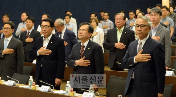 30일 서울 중구 대한상공회의소에서 열린 ‘삶의 질 향상을 위한 섬 발전 전략 모색’ 토론회 참석자들이 회의 시작에 앞서 국기에 대한 경례를 하고 있다. 오른쪽부터 김영만 서울신문 사장, 윤영일 국민의당 의원, 안상수 새누리당 의원, 이달곤 가천대 교수. 박지환 기자 popocar@seoul.co.kr