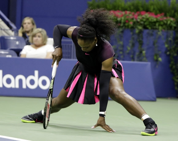 미국 테니스 선수 세레나 윌리엄스가 30일(현지시간) 미국 뉴욕에서 열린 US 오픈 테니스 토너먼트 1라운드 경기에 앞서 몸을 풀고 있다. AP 연합뉴스