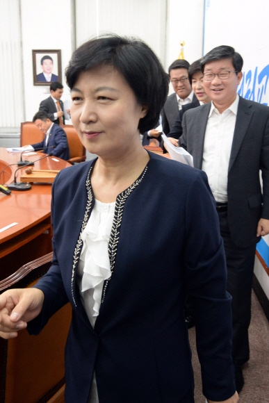 [서울포토] 밝은 표정으로 회의장 떠나는 추미애