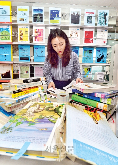 31일 서울 중구 서울도서관의 한송이 주무관이 훼손된 책을 복원하기 위해 찢어진 페이지를 모아 순서대로 정리하고 있다. 정연호 기자 tpgod@seoul.co.kr
