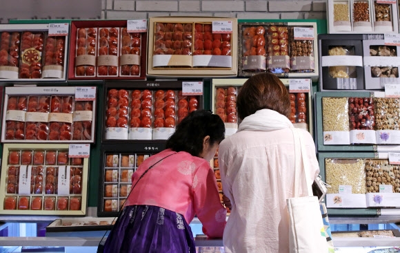 서울 중구 신세계백화점 본점 추석 선물 코너를 찾은 고객이 제품들을 살펴보고 있다. 연합뉴스