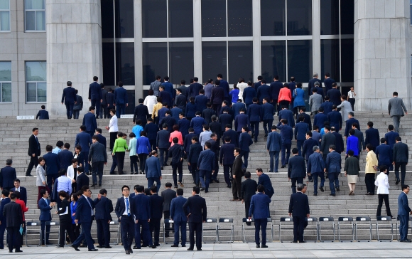 1일 국회 정현관 앞 계단에서 제20대 첫 정기국회 개원을 맞아 국회의원 전체 기념촬영을 하려 했으나 정세균 국회의장의 ’우병우 청와대 민정수석과 사드(고고도 미사일 방어체계) 배치 관련 개회사에 새누리당의원들이 강력히 반발하며 참석하지 않아 무산 됐다. 2016. 09. 01 정연호 기자 tpgod@seoul.co.kr