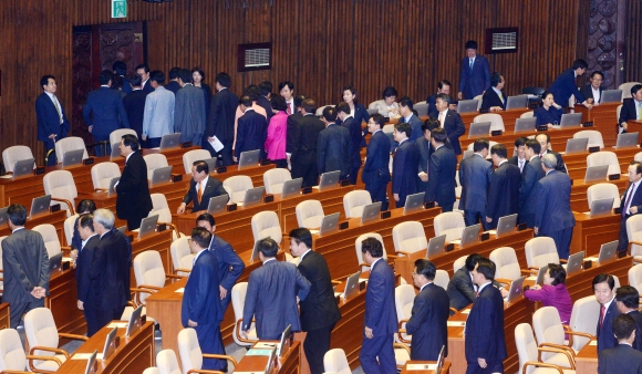 1일 국회에서 열린 제20대 국회 첫 정기국회 개회식에서 정세균 국회의장이 ‘우병우·사드 문제를 비판하는 내용의 개회사를 하자 새누리 일부의원들이 퇴장하고 있다. 2016.09.01.   이종원 선임기자 jongwon@seoul.co.kr