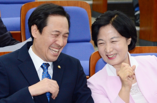 [서울포토] ‘웃음꽃이 활짝’ 추미애 대표·우상호 원내대표