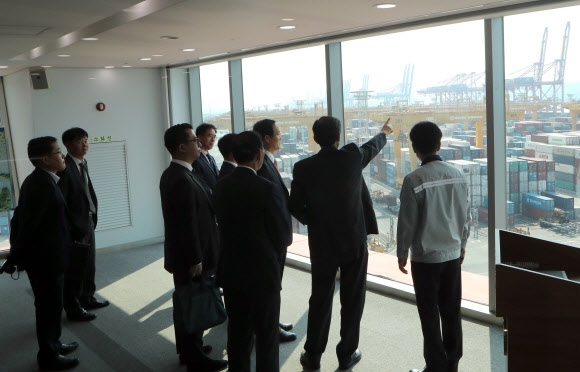 서울중앙지법 파산부 판사들과 한진해운 임원들이 1일 부산항 신항 한진해운 컨테이너 터미널을 둘러보고 있다. 부산 연합뉴스