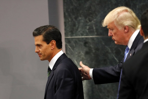 트럼프 만난 후 굳은 표정의 멕시코 대통령