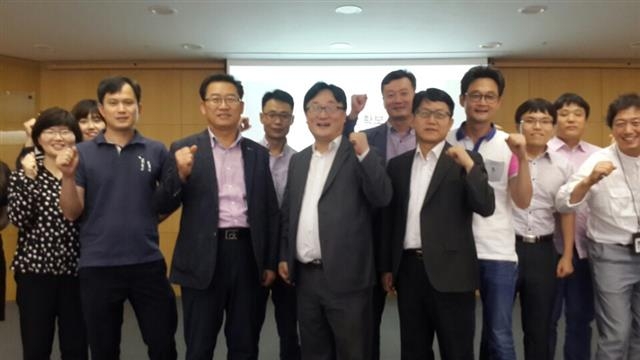 서울신문 지방자치연구소와 나라살림연구소가 공동 기획해 1일 전북도청에서 열린 ‘제4차 지방재정포럼: 전북’에 참석한 전북도 14개 시·군 예산부서 관계자들이 파이팅을 외치고 있다.