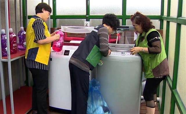 1일 서울 서대문구 남가좌2동 주민센터 5층에 마련된 ‘남2 사랑나눔 빨래방’에서 복지통장들이 지역 어려운 이웃의 빨래를 하고 있다. 서대문구 제공