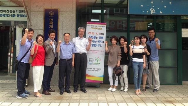 지난 7월 21일 부산 해운대구 복지 담당 공무원들이 서울 중랑구 면목3·8동 주민센터를 찾아 복지허브화사업 상황을 둘러본 뒤 기념 촬영을 하고 있다. 중랑구 제공