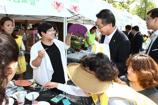 김영종(오른쪽 두 번째) 종로구청장이 지난해 열린 복지박람회에서 체험 프로그램에 참여하고 있다. 종로구 제공