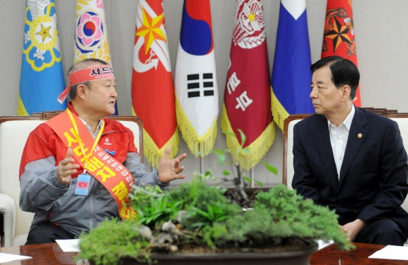 박보생(왼쪽) 김천시장과 한민구 국방장관