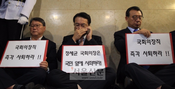 2일 의원총회를 마친 여당 의원 30여명이 의장실 복도에서 시위를 하고있다. 정연호 기자 tpgod@seoul.co.kr