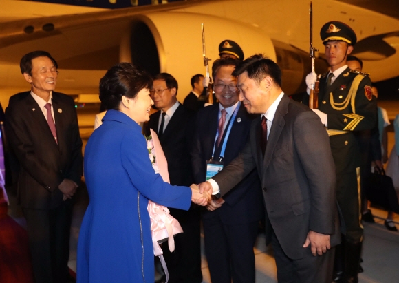박근혜 대통령이 3일 밤(현지시간) G20 정상회의에 참석하기 위해 중국 항저우 샤오산 공항에 도착, 중국측 환영인사와 인사하고 있다.  안주영 기자 jya@seoul.co.kr