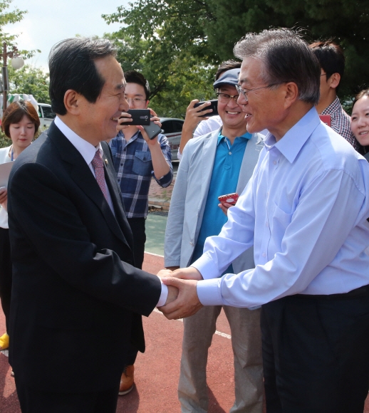 정세균 국회의장과 문재인 더불어민주당 전 대표가 3일 오전 서울 여의도 국회 운동장에서 열린 사진기자가족체육대회에서 만나 악수를 나누고 있다.  사진공동취재단