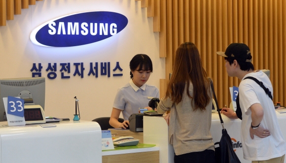 4일 서울 종로 삼성모바일 서비스센터를 찾은 시민들이 갤럭시노트7 수리상담을 받고 있다.  박지환 기자 popocar@seoul.co.kr