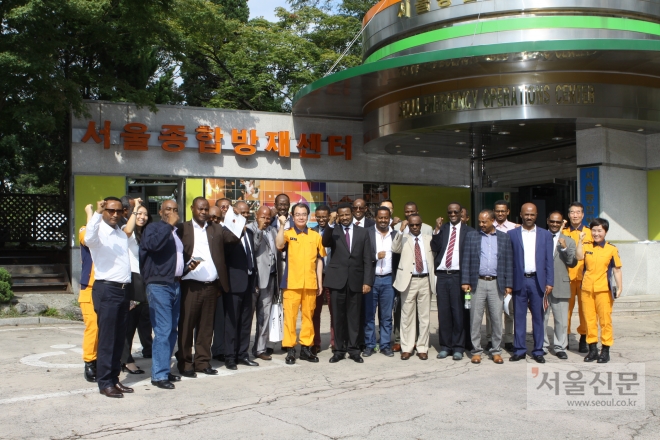 데리바 쿠마(앞줄 오른쪽 여덟 번째) 에티오피아 아디스아바바 시장과 일행이 4일 서울 남산의 서울종합방재센터에서 서울의 첨단 도시안전망을 배우고 기념사진을 찍고 있다. 서울시 제공 