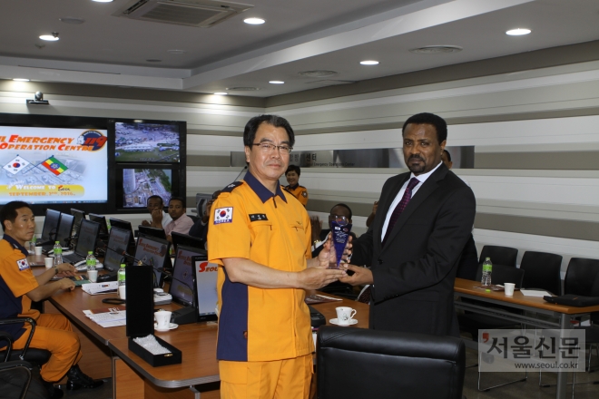 데리바 쿠마(오른쪽) 에티오피아 아디스아바바 시장이 4일 서울 남산의 서울종합방재센터에서 서울의 첨단 도시안전망을 배우고 이성묵 서울종합방재센터장에게 방문 기념패를 받고 있다. 서울시 제공  