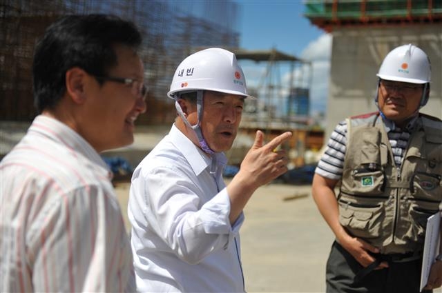 이병선 속초시장이 속초항 크루즈 접안부두 확장이 예정된 건설현장을 둘러보고 있다.