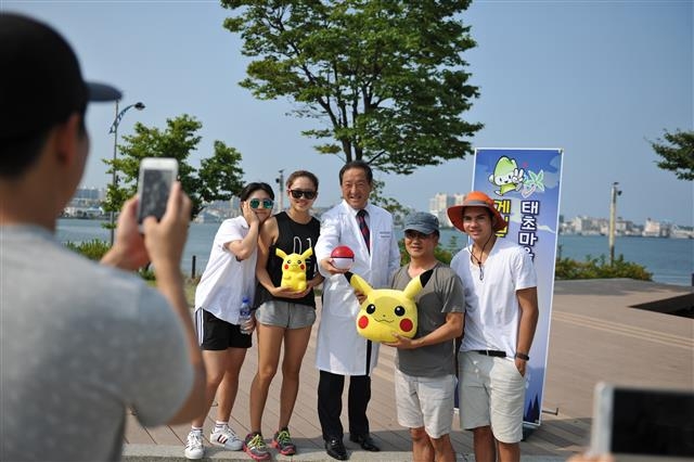 포켓몬고 유저들과 포토타임을 갖고 있는 이 시장.