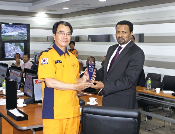 데리바 쿠마(오른쪽) 에티오피아 아디스아바바 시장이 4일 서울 남산의 서울종합방재센터에서 서울의 첨단 도시안전망을 배우고 이성묵 서울종합방재센터장에게 방문 기념패를 받고 있다. 서울시 제공