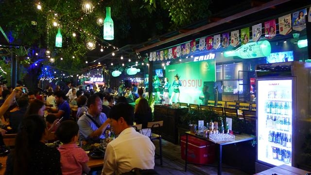 하이트진로가 베트남 소비자들에게 한국 소주를 알리기 위해 수도 하노이 시내에 설치한 팝업스토어 ‘진로 소주클럽’. 하이트진로 제공
