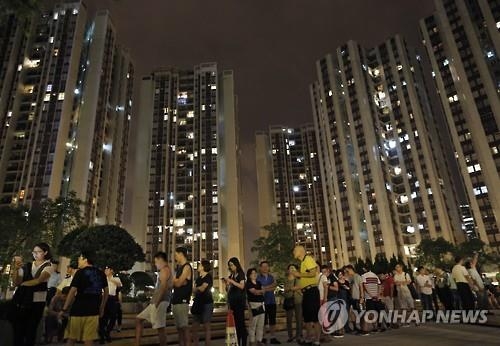 입법회의원 선거 투표를 위해 투표소 앞에 줄 선 홍콩 주민들. AP 연합뉴스