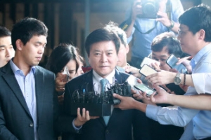 檢 신동빈 최측근 소진세 롯데 사장 검찰 소환…소진세 “비자금 없다”