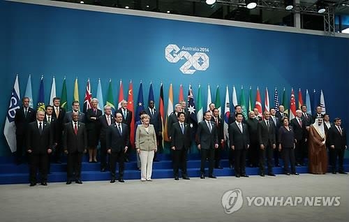 2014년 호주 브리즈번 G20 정상회의 단체사진 촬영 때 줄 끝에 선 블라디미르 푸틴 러시아 대통령(왼쪽 첫번째) (EPA=연합뉴스)