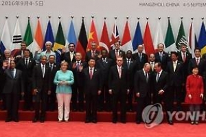 ‘푸틴, 줄끝서 중앙으로’…G20정상 사진촬영서 엿보이는 정치학