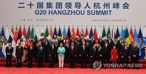 2016년 중국 항저우 G20 정상회의 단체사진 촬영 때 시진핑 중국 국가주석(가운데)과 가까운 위치에 선 블라디미르 푸틴 러시아 대통령(오른쪽 다섯 번 째) AFP 연합뉴스
