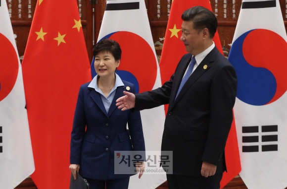 [서울포토] 朴대통령과 만난 시진핑…한국 측 수행원에 악수 청하려다