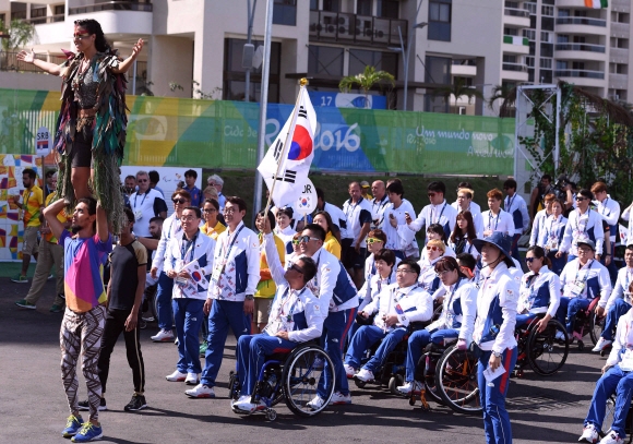 [리우패럴림픽]5일(한국시간) 브라질 리우데자네이루 선수촌 플라자에서 ‘2016 리우 패럴림픽’ 한국선수단 입촌식이 열렸다. 아마존의 여신이 이끄는 현지 환영팀이 한국선수단을 인도하고 있다.  177개국이 참가하는 이번 패럴림픽은 8일 개회식이 열리며 한국은 11개 종목에 81명의 선수가 참가한다. <리우데자네이루 = 패럴림픽사진공동취재단>