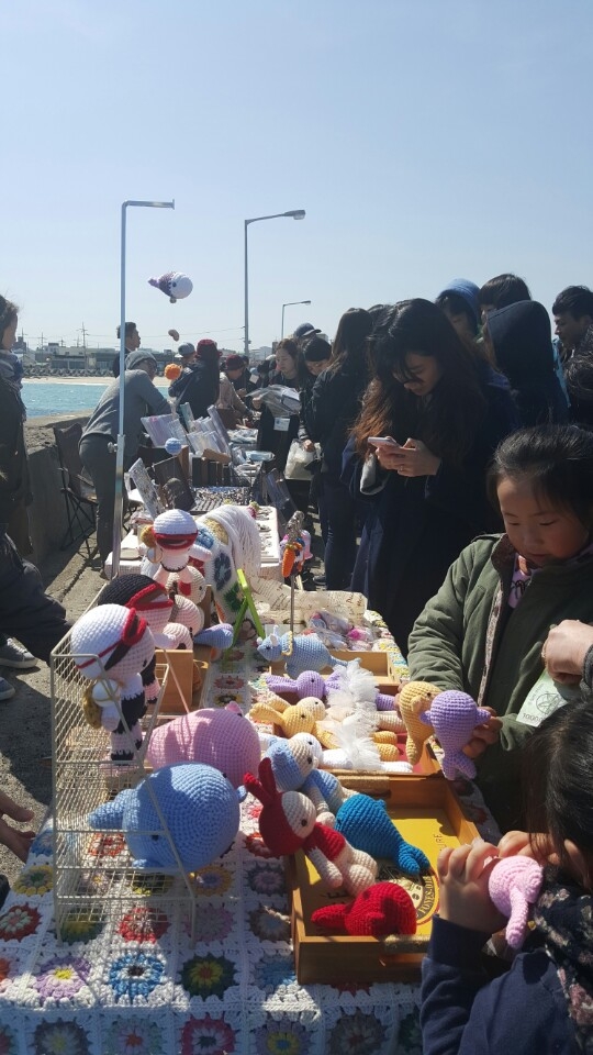제주 세화포구에서 주말마다 장이 열리는 제주의 대표적인 플리마켓인 세화벨롱장의 모습. 