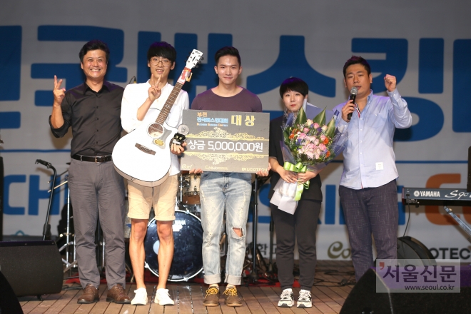 ‘엄마카드’를 부른 홍범서팀이 제1회 부천전국버스킹대회에서 대상을 받은 뒤 김만수(완쪽) 부천시장과 함께 기념사진을 찍고 있다. 부천시 제공 