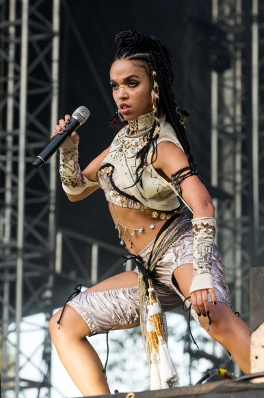 에프케이에이 트위그스(FKA Twigs)가 4일(현지시간) 미국 필라델피아에서 열린 아메리카 페스티벌서 공연을 펼치고 있다. AP 연합뉴스 