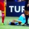 [잼난영상] 누워있는 상대팀 선수 단번에 일어나게 하는 축구선수