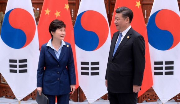 박근혜 대통령과 시진핑 중국 국가주석이 5일 오전 중국 항저우 한·중 정상회담을 갖기에 앞서 마주 바라보며 인사하고 있다. 항저우 연합뉴스