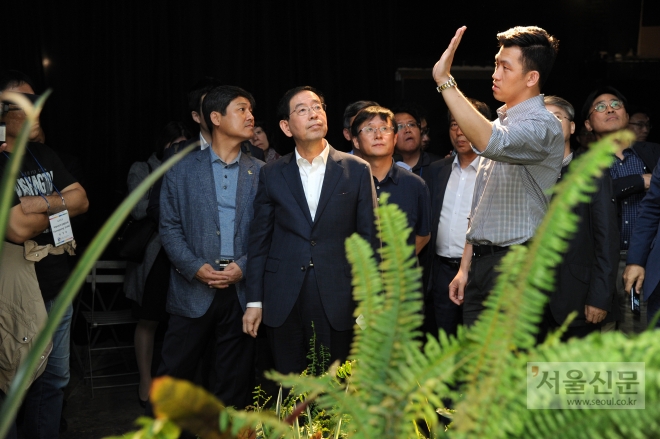 박원순 서울시장과 서울시 관계자가 5일(현지시간) 미국 뉴욕의 로우라인 랩에서 로우라인 디자인디렉터 박기범씨에게 설명을 듣고 있다.